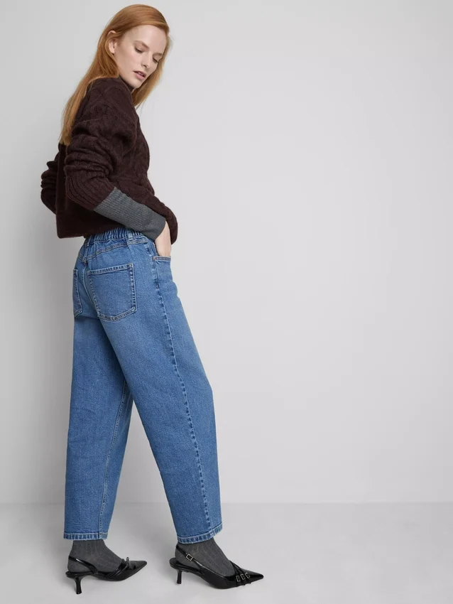 Jeans i bomuldsdenim med høj talje og konisk snit