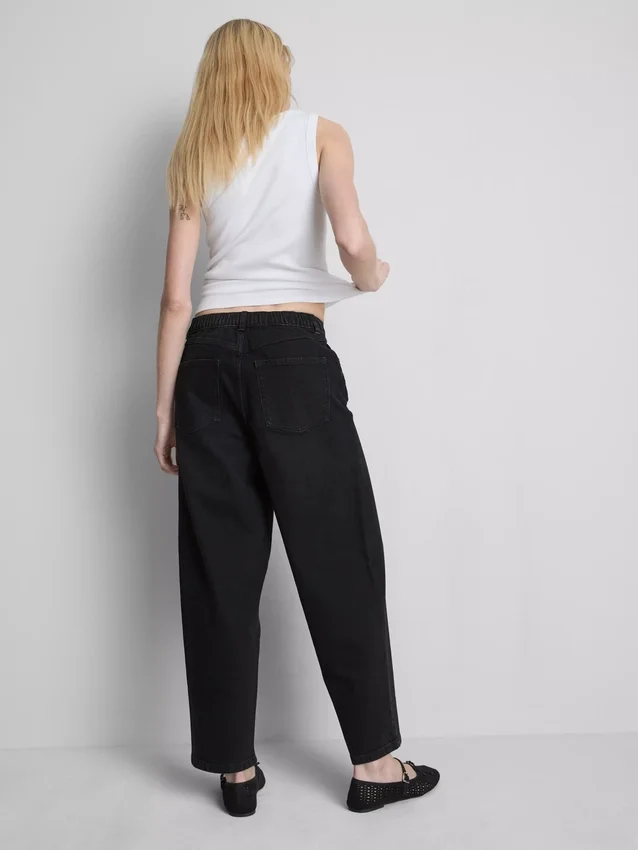 Jeans i bomuldsdenim med høj talje og konisk snit
