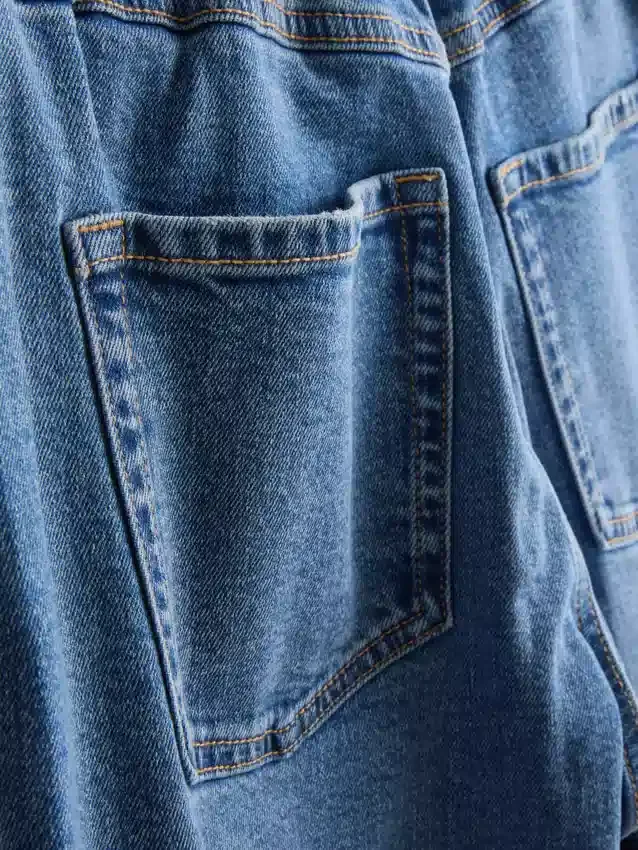 Jeans i bomuldsdenim med høj talje og konisk snit