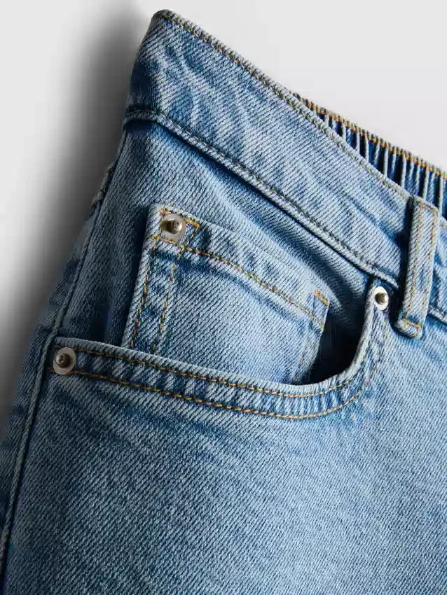 Jeans i bomuldsdenim med høj talje og konisk snit