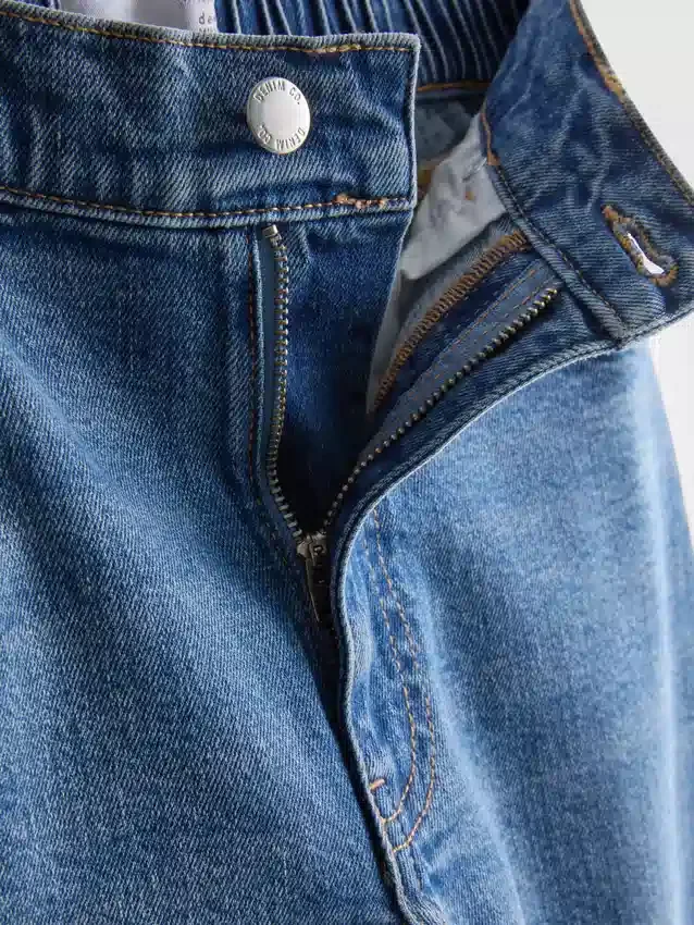 Jeans i bomuldsdenim med høj talje og konisk snit