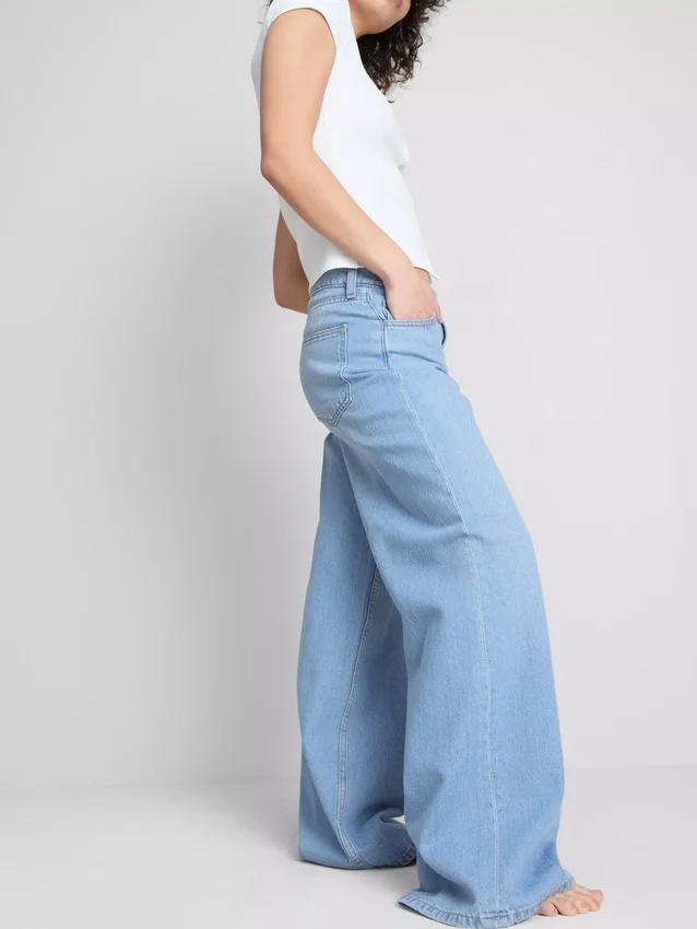 Jeans i bomuldsdenim med mellemhøj talje og brede ben