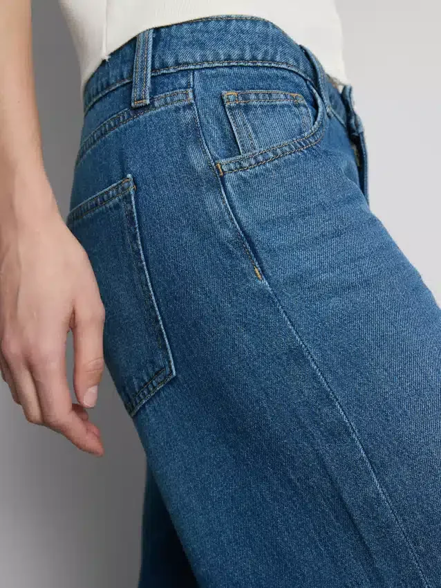 Jeans i bomuldsdenim med mellemhøj talje og brede ben