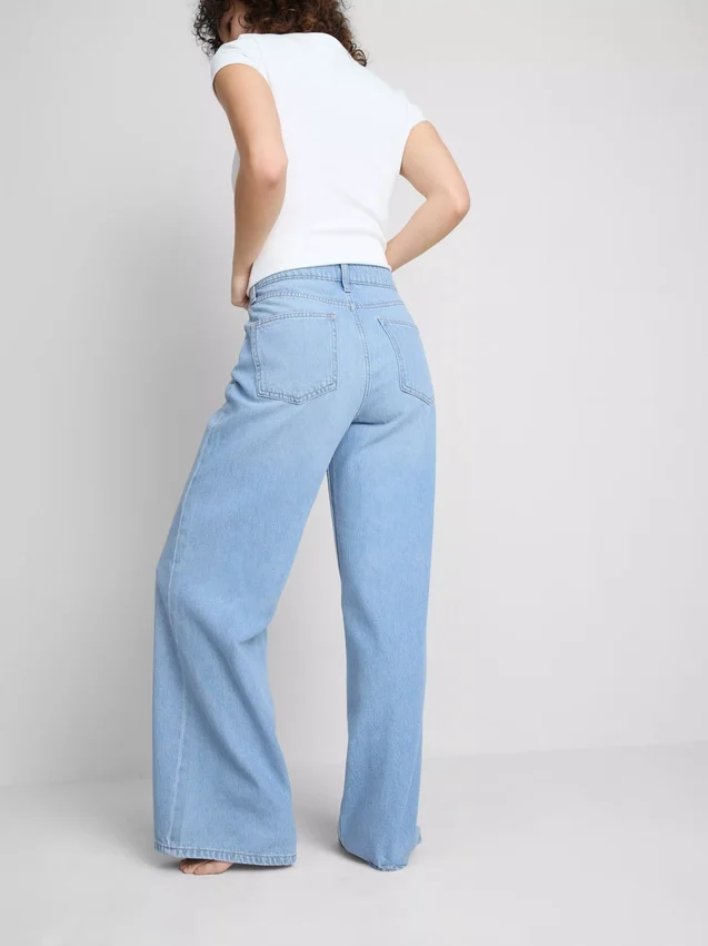 Jeans i bomuldsdenim med mellemhøj talje og brede ben