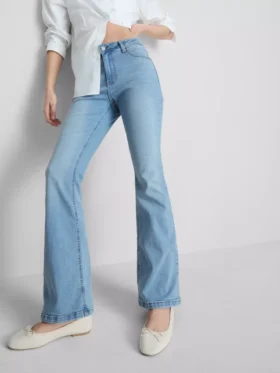 Jeans i bomuldsdenim med udvidede ben og mellemhøj talje