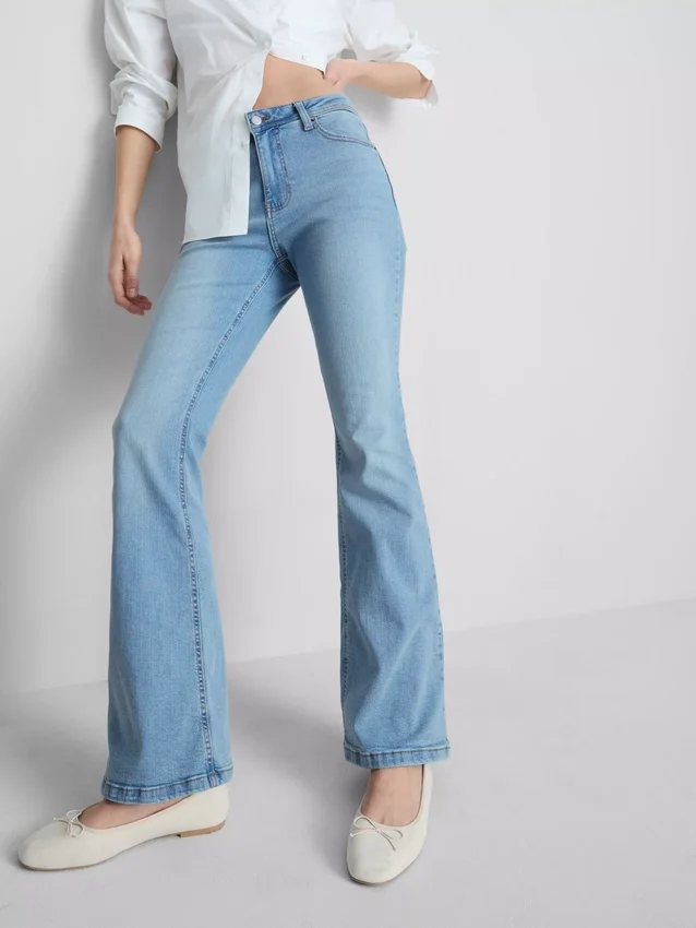 Jeans i bomuldsdenim med udvidede ben og mellemhøj talje
