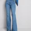 Jeans i bomuldsdenim med udvidede ben og mellemhøj talje