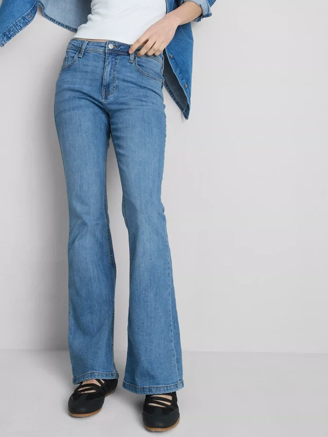 Jeans i bomuldsdenim med udvidede ben og mellemhøj talje