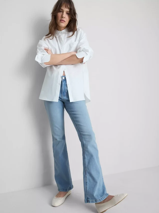 Jeans i bomuldsdenim med udvidede ben og mellemhøj talje