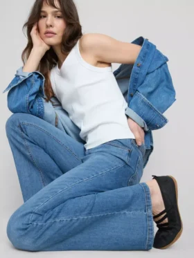 Jeans i bomuldsdenim med udvidede ben og mellemhøj talje