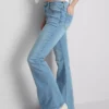 Jeans i bomuldsdenim med udvidede ben og mellemhøj talje