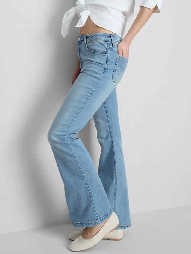 Jeans i bomuldsdenim med udvidede ben og mellemhøj talje