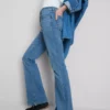 Jeans i bomuldsdenim med udvidede ben og mellemhøj talje