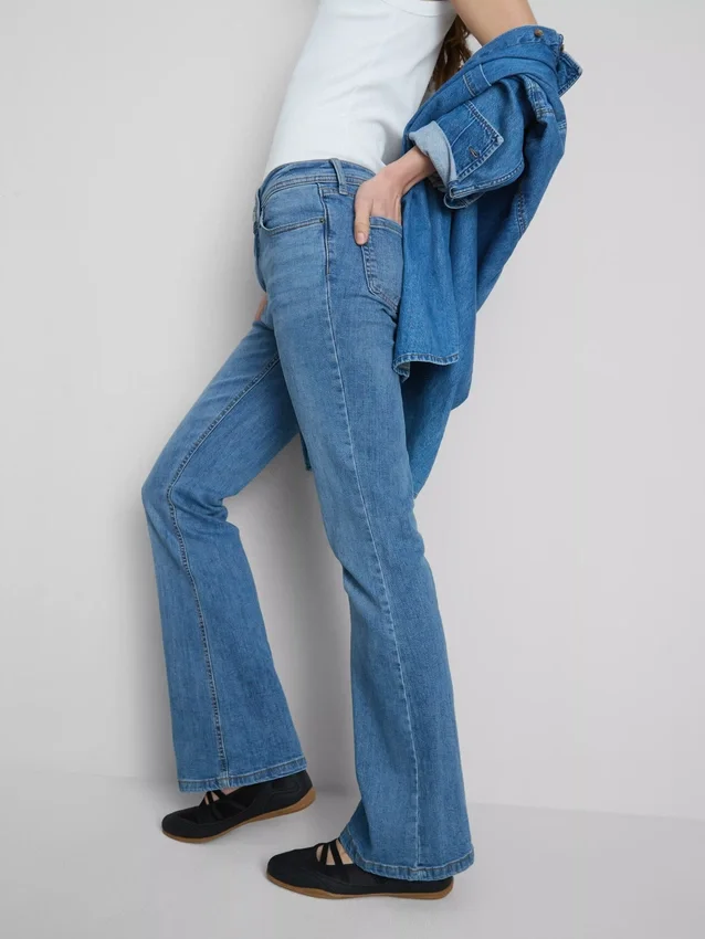 Jeans i bomuldsdenim med udvidede ben og mellemhøj talje