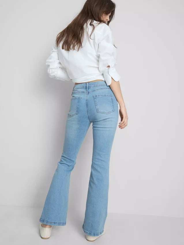 Jeans i bomuldsdenim med udvidede ben og mellemhøj talje