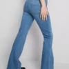 Jeans i bomuldsdenim med udvidede ben og mellemhøj talje