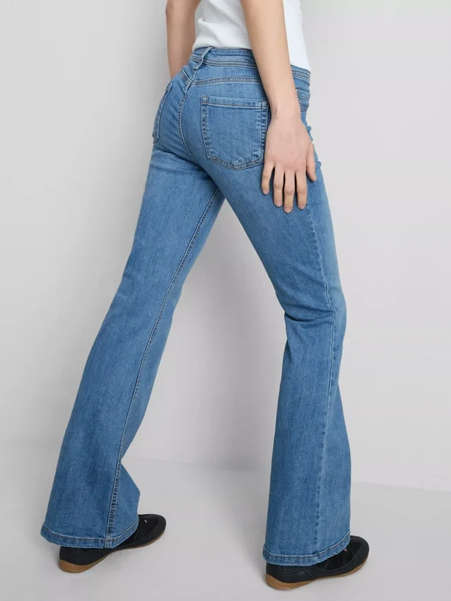 Jeans i bomuldsdenim med udvidede ben og mellemhøj talje
