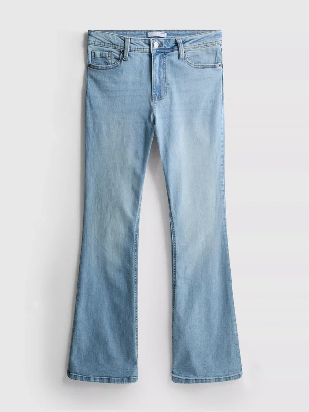 Jeans i bomuldsdenim med udvidede ben og mellemhøj talje