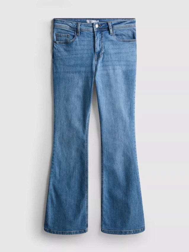 Jeans i bomuldsdenim med udvidede ben og mellemhøj talje
