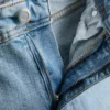 Jeans i bomuldsdenim med udvidede ben og mellemhøj talje