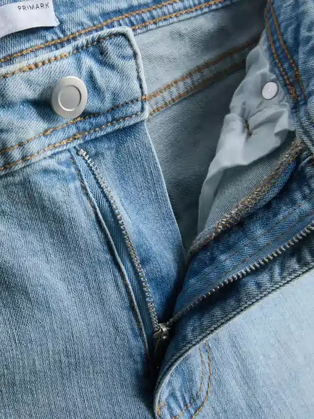 Jeans i bomuldsdenim med udvidede ben og mellemhøj talje