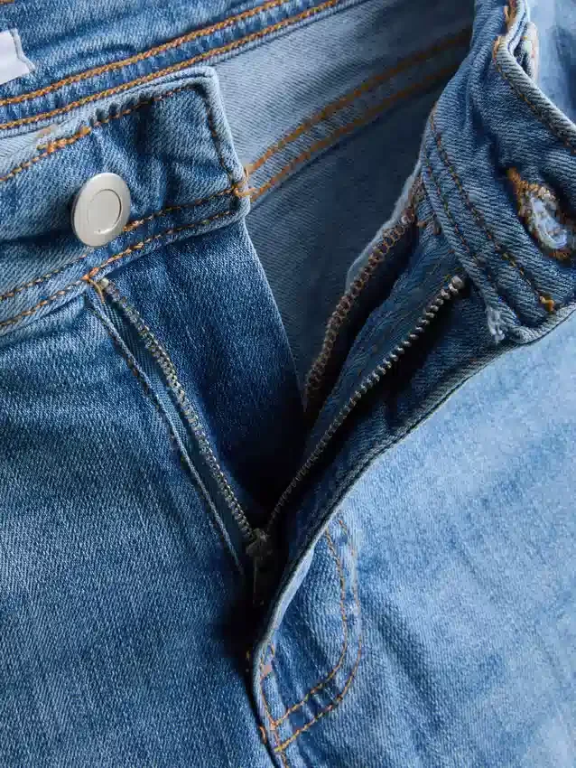 Jeans i bomuldsdenim med udvidede ben og mellemhøj talje