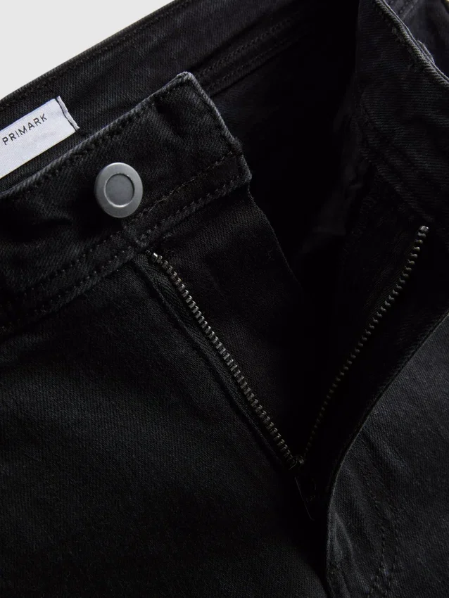 Jeans i bomuldsdenim med udvidede ben og mellemhøj talje