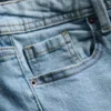Jeans i bomuldsdenim med udvidede ben og mellemhøj talje