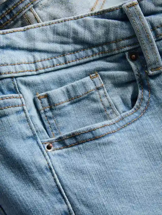 Jeans i bomuldsdenim med udvidede ben og mellemhøj talje
