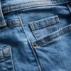 Jeans i bomuldsdenim med udvidede ben og mellemhøj talje