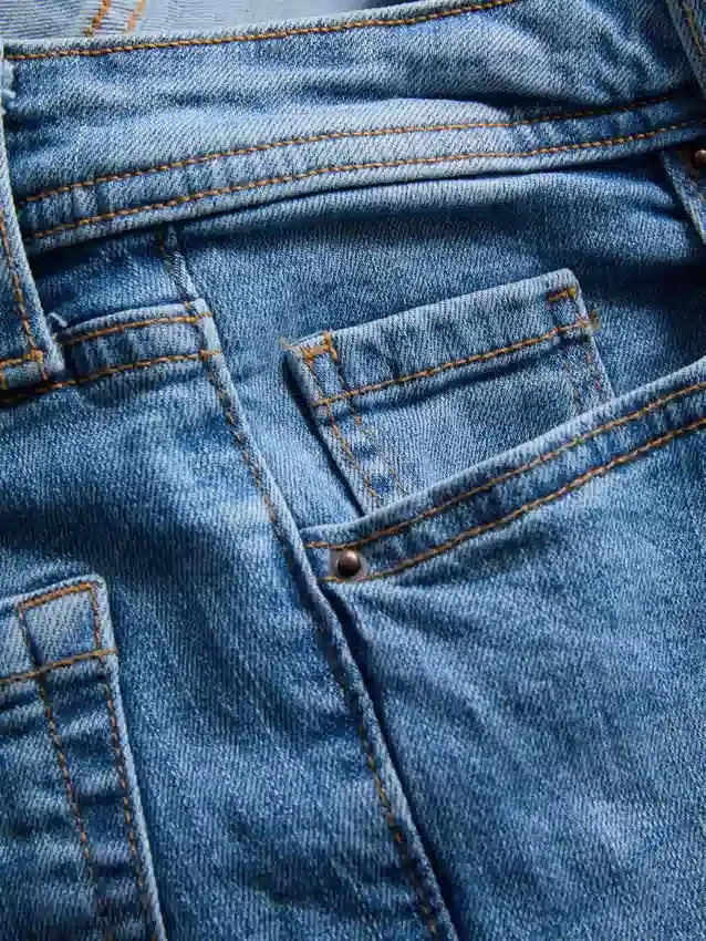 Jeans i bomuldsdenim med udvidede ben og mellemhøj talje