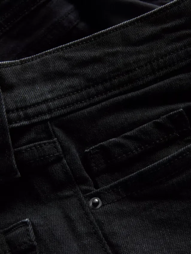 Jeans i bomuldsdenim med udvidede ben og mellemhøj talje