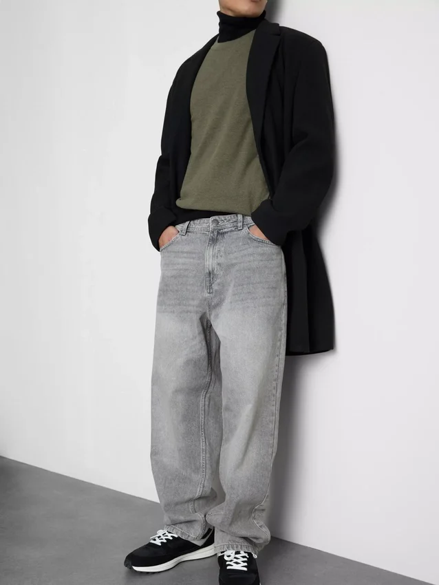 Jeans med mellemhøj talje og afslappet, lige ben