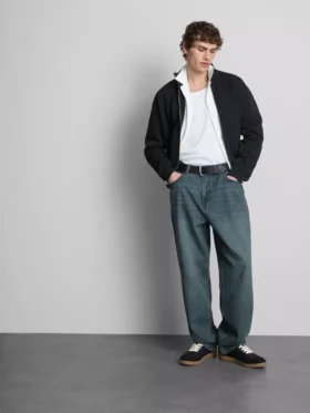 Jeans med mellemhøj talje og afslappet, lige ben