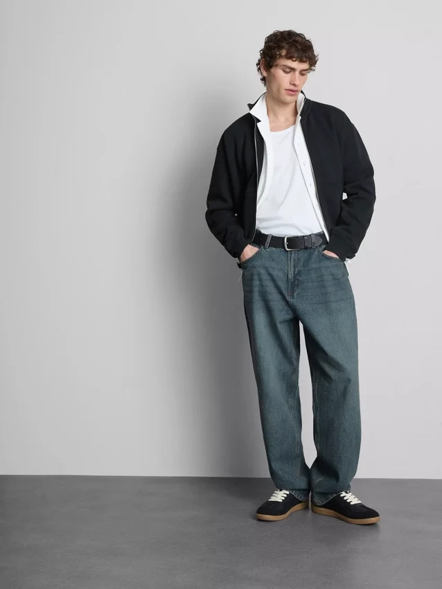 Jeans med mellemhøj talje og afslappet, lige ben