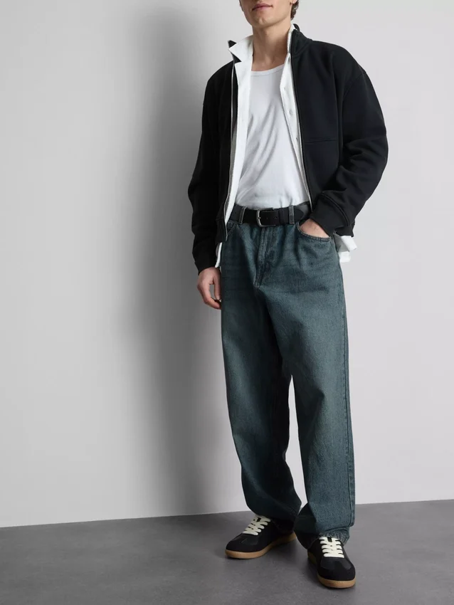 Jeans med mellemhøj talje og afslappet, lige ben