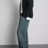 Jeans med mellemhøj talje og afslappet, lige ben