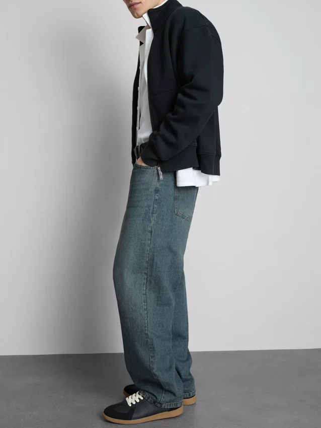 Jeans med mellemhøj talje og afslappet, lige ben
