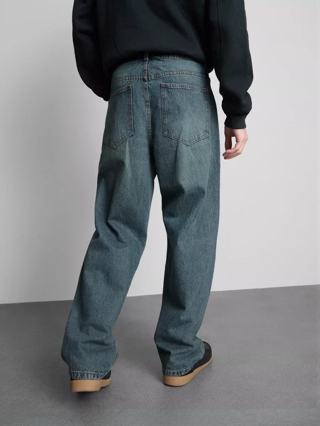 Jeans med mellemhøj talje og afslappet, lige ben