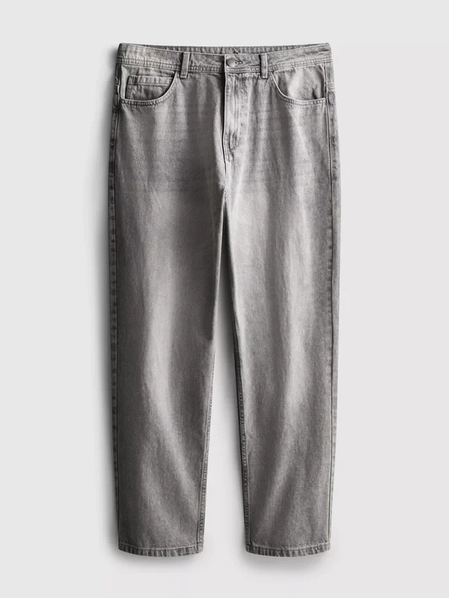 Jeans med mellemhøj talje og afslappet, lige ben