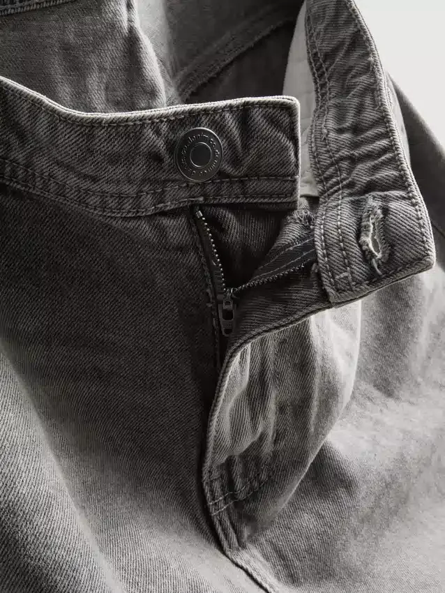 Jeans med mellemhøj talje og afslappet, lige ben
