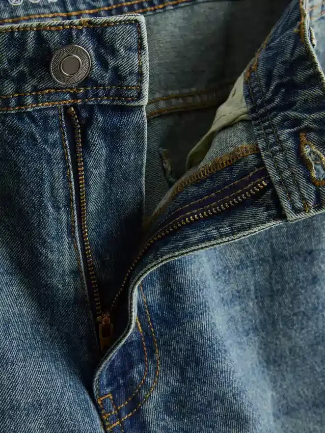 Jeans med mellemhøj talje og afslappet, lige ben