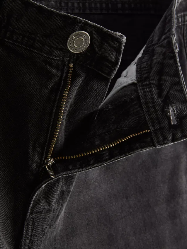 Jeans med mellemhøj talje og afslappet, lige ben