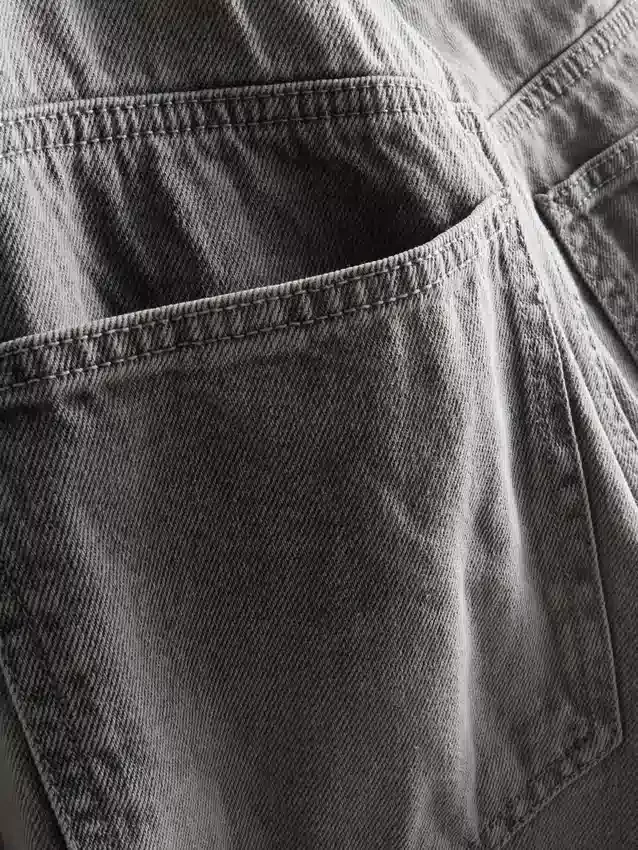 Jeans med mellemhøj talje og afslappet, lige ben