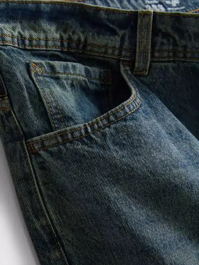 Jeans med mellemhøj talje og afslappet, lige ben