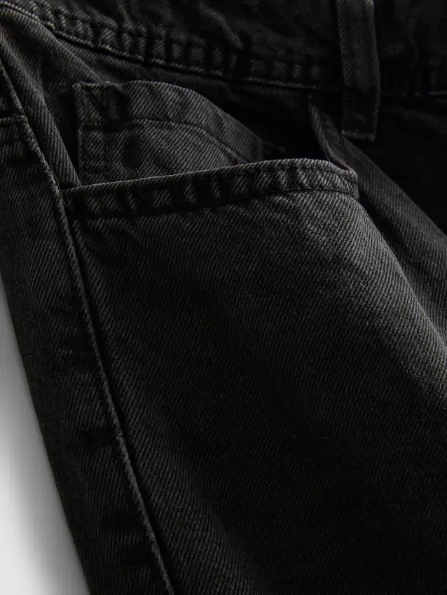 Jeans med mellemhøj talje og afslappet, lige ben