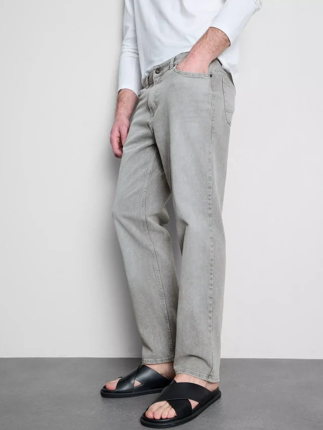 Jeans med mellemhøj talje og lige ben