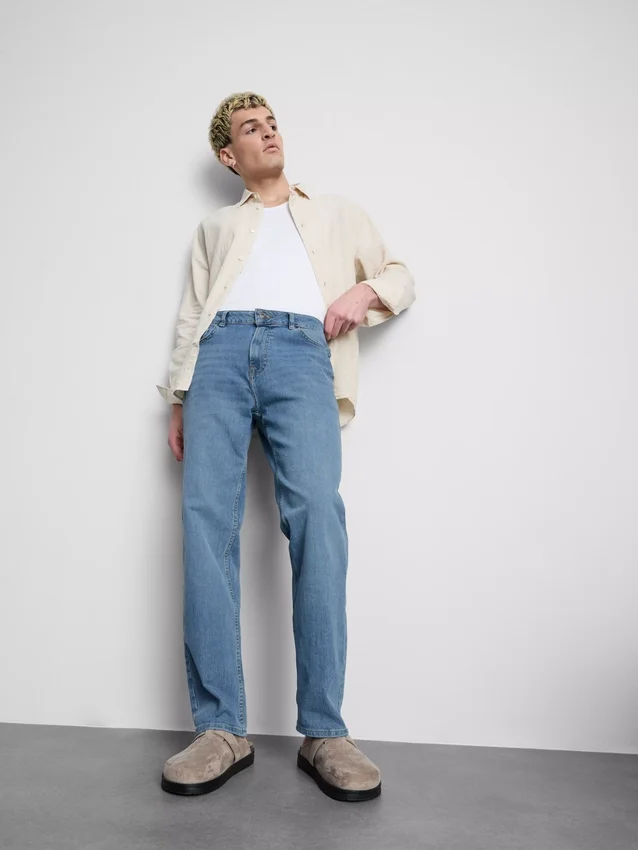 Jeans med mellemhøj talje og lige ben