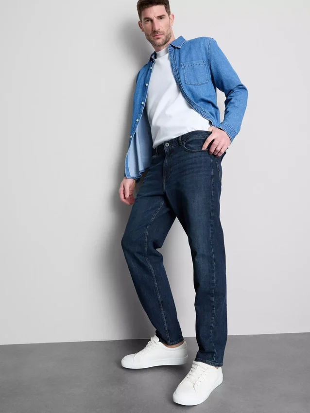 Jeans med mellemhøj talje og lige ben