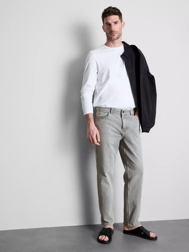 Jeans med mellemhøj talje og lige ben